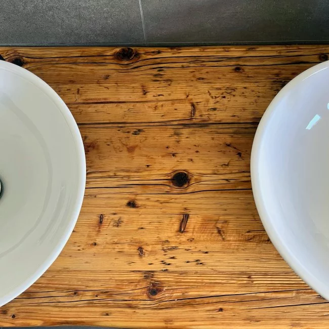 2 weiße Waschbecken auf Waschtischplatte aus Massivholz / Altholz / Gerüstbohlen Farbe honey